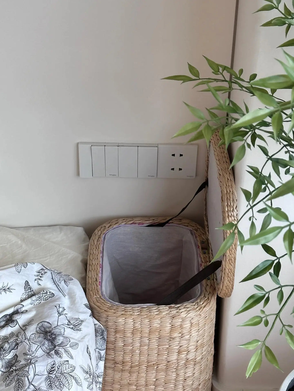 Simple Rattan Small Bedside Cabinet, Home Bedroom Multi-Function Storage Unit, Slim Movable Storage Basket