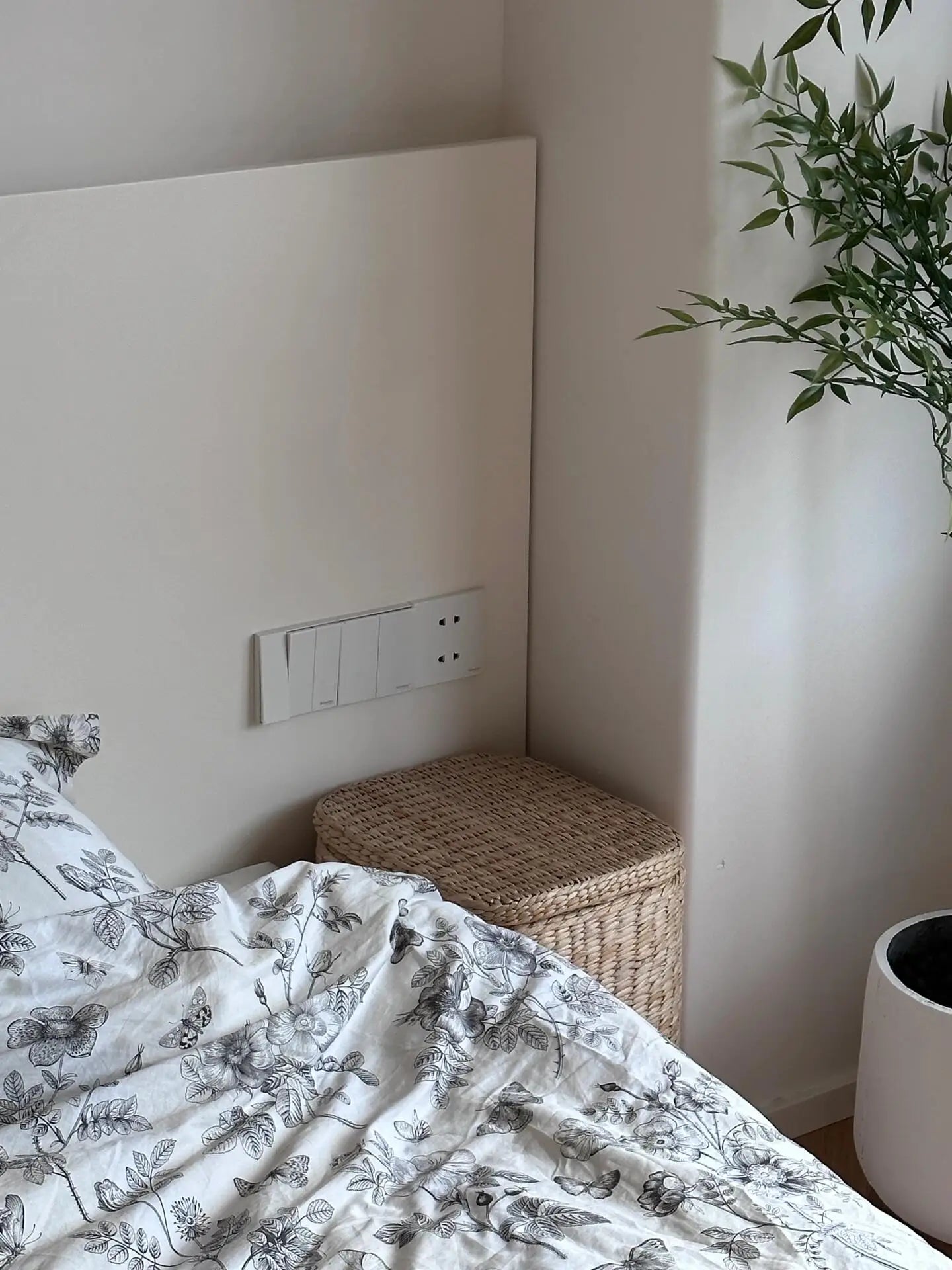 Simple Rattan Small Bedside Cabinet, Home Bedroom Multi-Function Storage Unit, Slim Movable Storage Basket